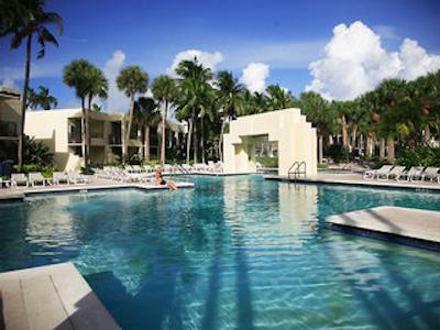 پیر سیکستی-سیکس هتل اند مارینا