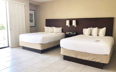 پیر سیکستی-سیکس هتل اند مارینا