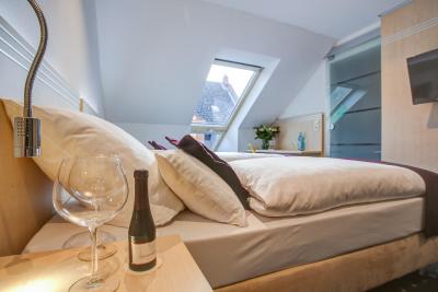 رهین-نکار هتل