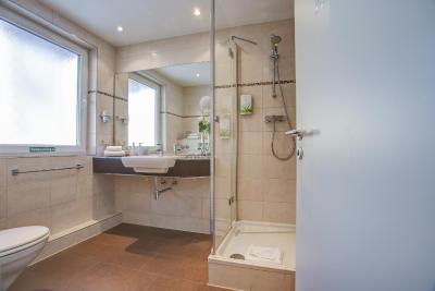 رهین-نکار هتل