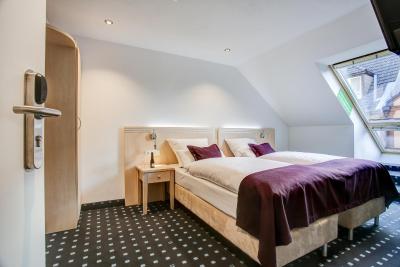 رهین-نکار هتل