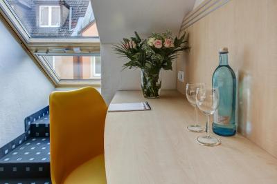 رهین-نکار هتل