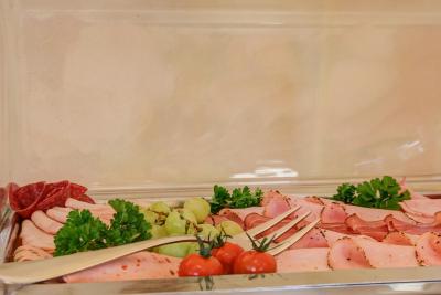 رهین-نکار هتل