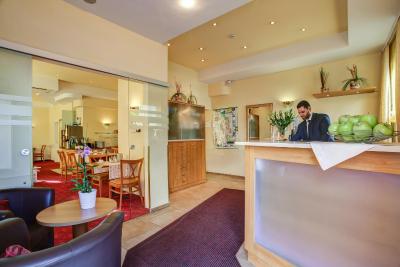 رهین-نکار هتل