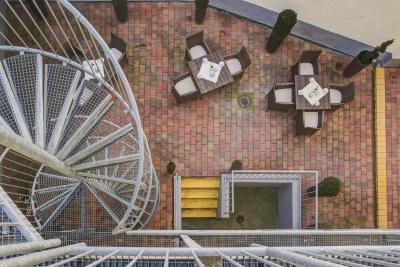 رهین-نکار هتل