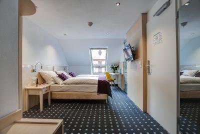 رهین-نکار هتل