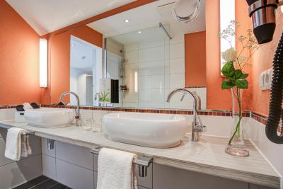 رهین-نکار هتل