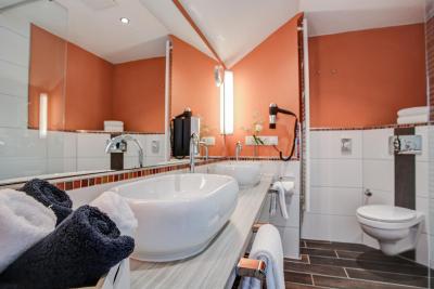 رهین-نکار هتل