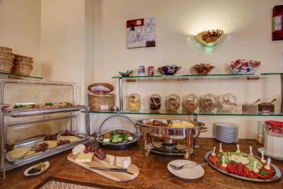 رهین-نکار هتل