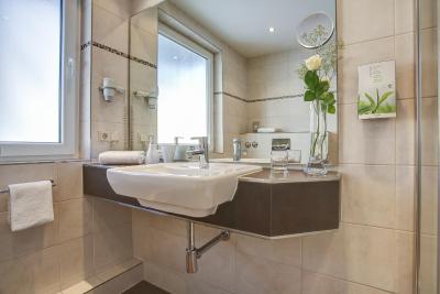 رهین-نکار هتل