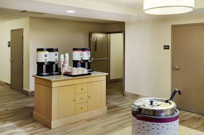 هامپتون این اند سویتز بای هیلتون ساینت جهن