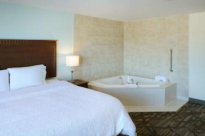 هامپتون این اند سویتز بای هیلتون ساینت جهن