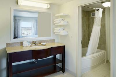 هامپتون این اند سویتز بای هیلتون ساینت جهن