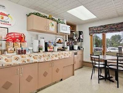 سوپر 8 ویلیج کالگاری