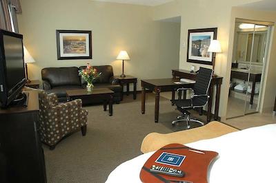 هامپتون این اند سویتز بای هیلتون منکتون