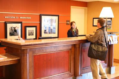 هامپتون این اند سویتز بای هیلتون منکتون