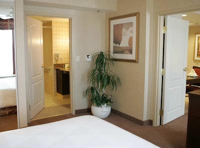 هموود سویتز ترنتو-اُاکویل