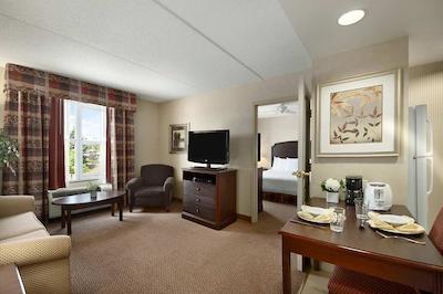 هموود سویتز ترنتو-اُاکویل