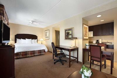 هموود سویتز ترنتو-اُاکویل