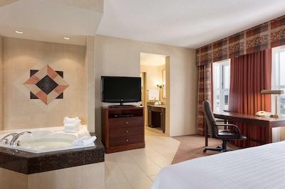 هموود سویتز ترنتو-اُاکویل