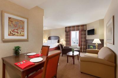 هموود سویتز ترنتو-اُاکویل