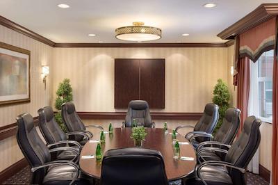 هموود سویتز ترنتو-اُاکویل