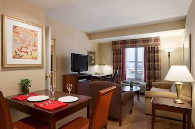 هموود سویتز ترنتو-اُاکویل