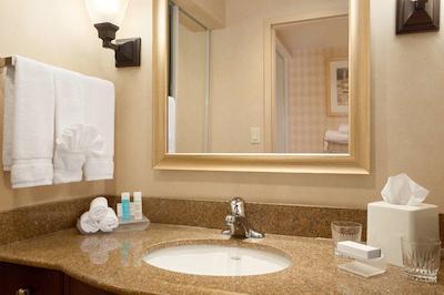 هموود سویتز ترنتو-اُاکویل