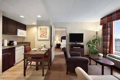 هموود سویتز ترنتو-اُاکویل