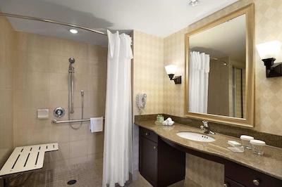 هموود سویتز ترنتو-اُاکویل