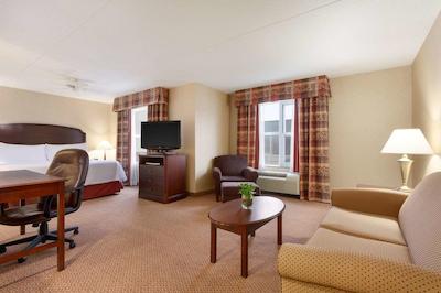 هموود سویتز ترنتو-اُاکویل