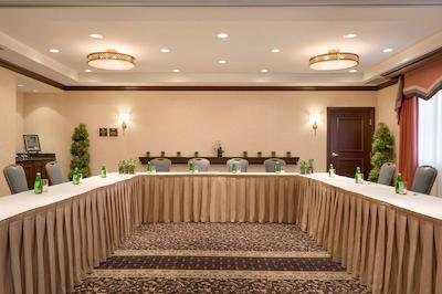 هموود سویتز ترنتو-اُاکویل