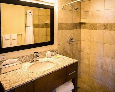 کلارین این لاکسید اند کنفرنس سنتر