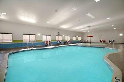 هامپتون این اند سویتز ادمنتون وست