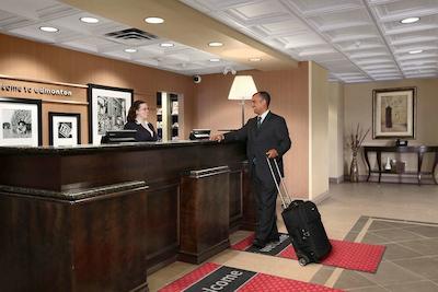 هامپتون این اند سویتز ادمنتون وست