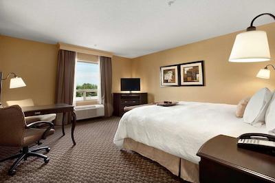 هامپتون این اند سویتز ادمنتون وست