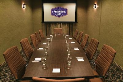 هامپتون این اند سویتز ادمنتون وست