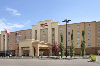 هامپتون این اند سویتز ادمنتون وست