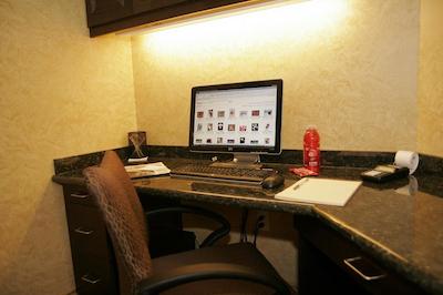 هامپتون این اند سویتز ادمنتون وست