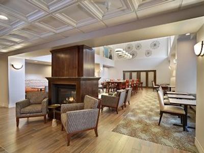 هامپتون این اند سویتز ادمنتون وست