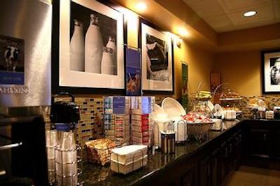 هامپتون این اند سویتز ادمنتون وست