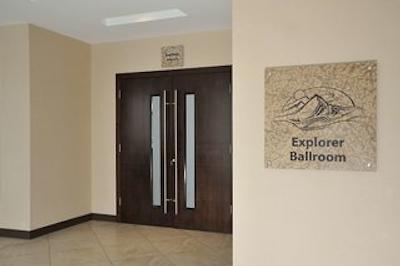 بست وسترن پلاس ادمنتون آیرپرت هتل