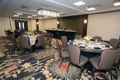 بست وسترن پلاس ادمنتون آیرپرت هتل