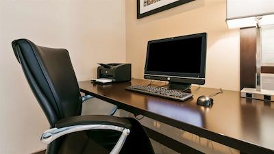 بست وسترن پلاس ادمنتون آیرپرت هتل