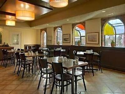 بست وسترن پلاس ادمنتون آیرپرت هتل