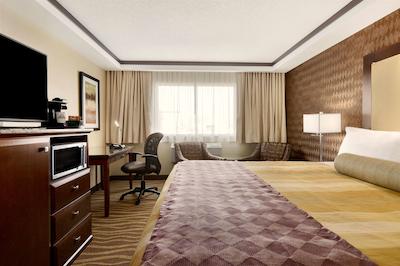 بست وسترن پلاس ادمنتون آیرپرت هتل