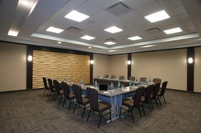 بست وسترن پلاس ادمنتون آیرپرت هتل