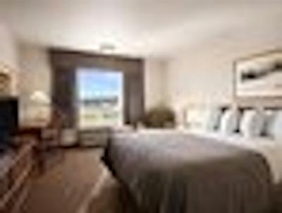 سوپر 8 بای ویندهام اسلاو لاک اب