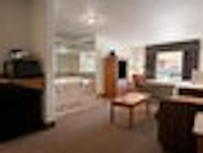 سوپر 8 بای ویندهام اسلاو لاک اب