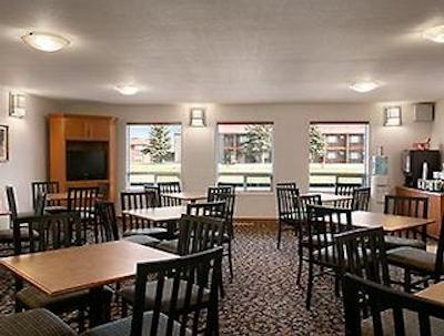 سوپر 8 بای ویندهام اسلاو لاک اب